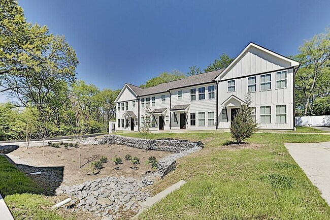 Building Photo - Newer Construction Townhome in Madison