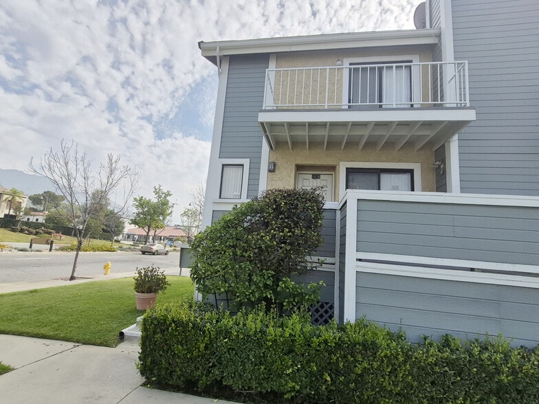 Building Photo - 1836 E Huntington Dr