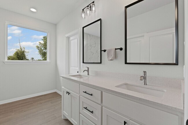 Building Photo - Grand in Granbury!