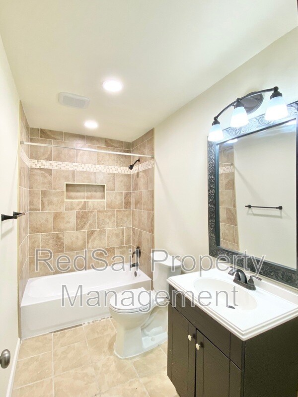 Building Photo - 409 W 38th St
