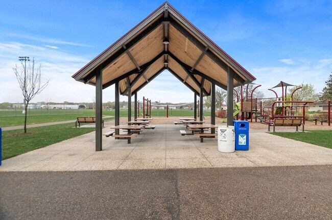 Building Photo - Updated Spacious 2BR/1 Bath Apartment Avai...