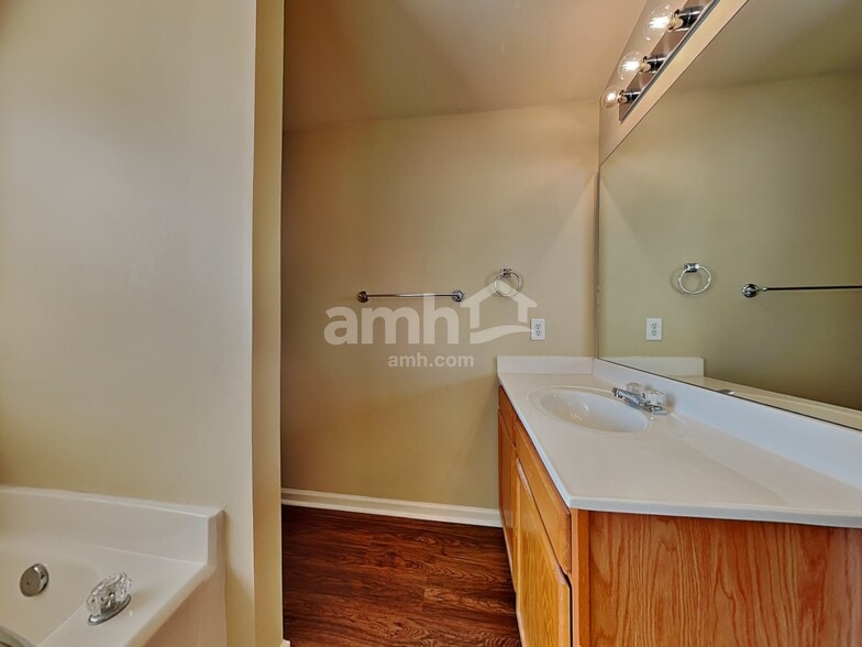 Building Photo - 4 Comesee Ct