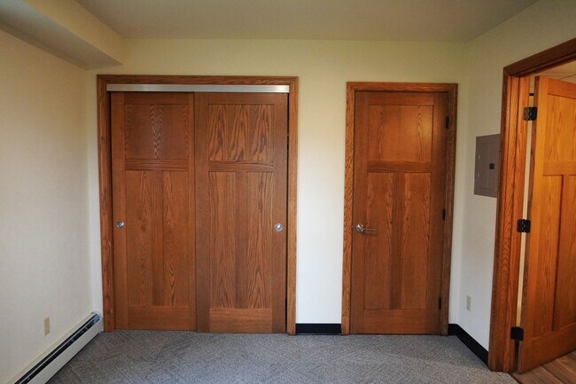 Building Photo - 1 Bedroom, 1 Bath Apartment- All utilities included