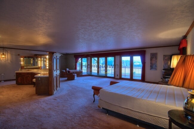 Building Photo - Custom Country Home With Spectacular Views...