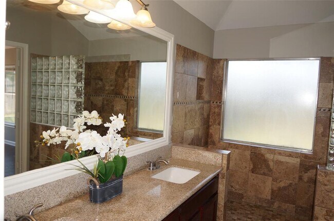 Building Photo - 3403 Stratford Manor Dr