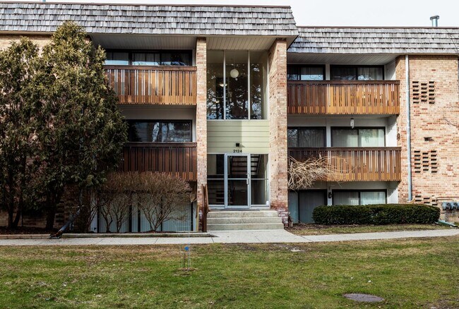 Building Photo - 2124 Pauline Blvd