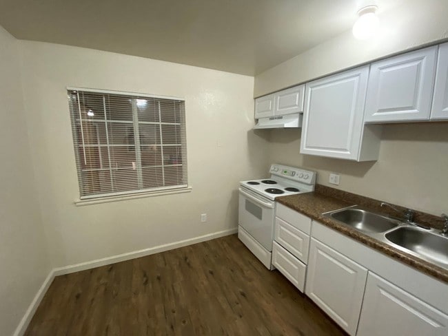 Building Photo - 404 S Chestnut Ave