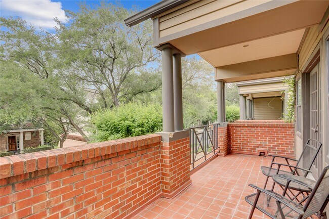 Building Photo - 2629 Wroxton Rd