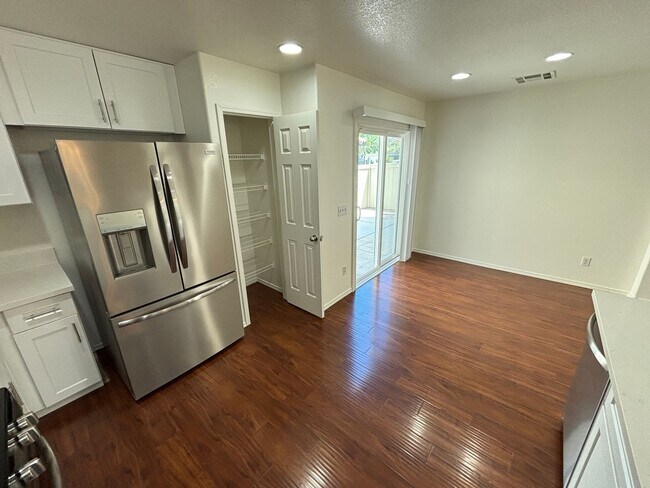Building Photo - Beautiful 5Bed/2.5Bath/2Car home located near Seven Hills