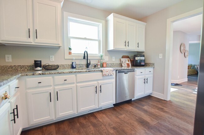 Building Photo - Pet Friendly Three Bedroom!
