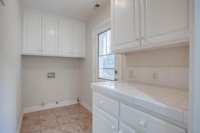 Building Photo - 1844 Dora Dr