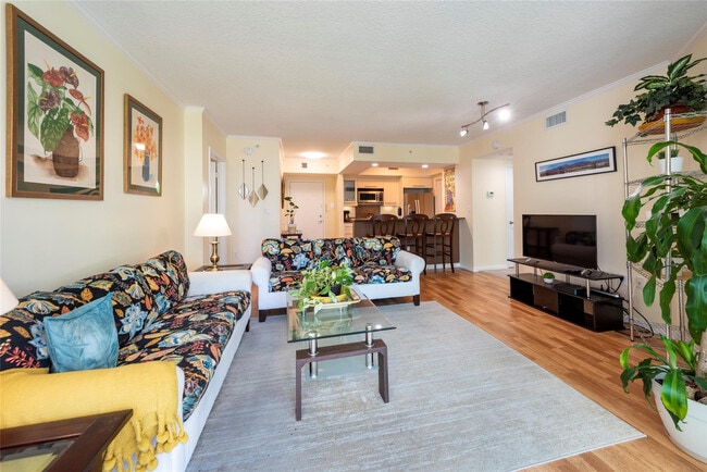 Building Photo - 401 SW 4th Ave