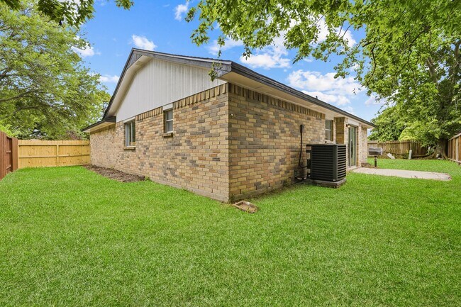 Building Photo - 7310 Londres Dr