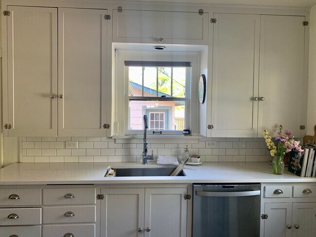 Building Photo - Charming 3 Bed, 2 Bath Craftsman in Missoula’s Coveted University Area