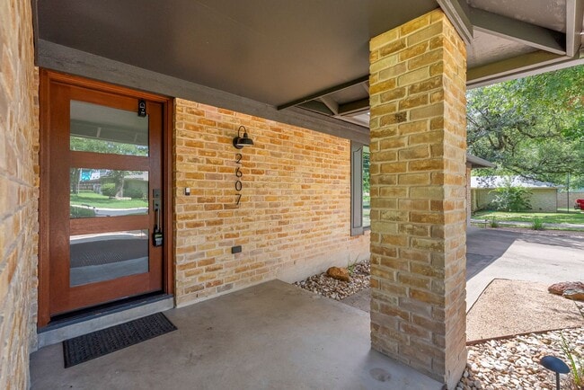 Building Photo - Beautiful 4 bedroom, 2.5 bathroom home in North Austin!!!