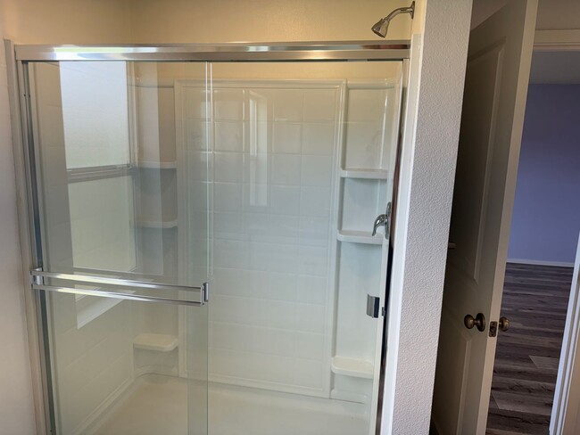Building Photo - 4 bedroom 2.5 bathroom almost-new house in...