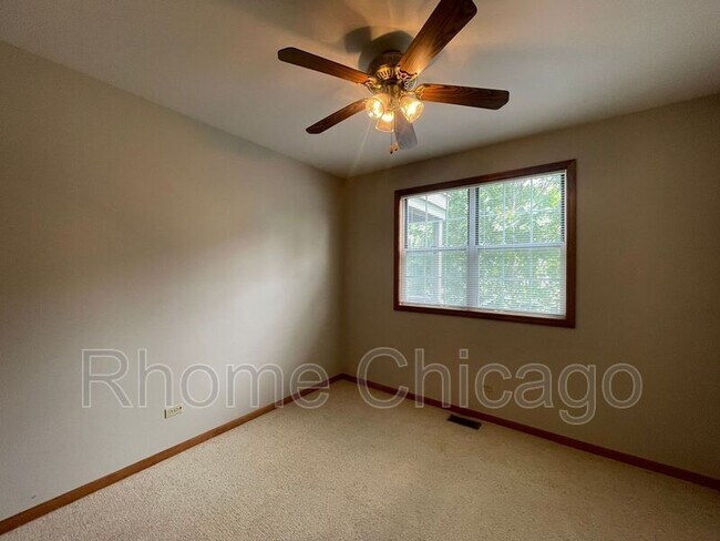 Building Photo - 519 W Parkside Dr