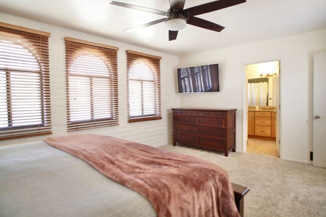 Building Photo - 4 Bedroom Furnished in Catalina Foothills with Pool
