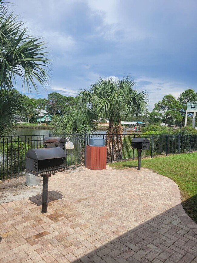 Building Photo - 8730 Thomas Dr