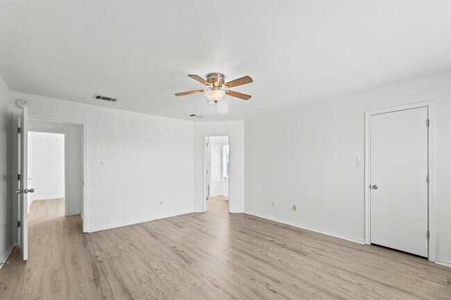 Building Photo - 722 Lavaca Loop