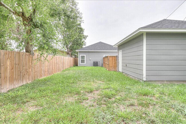 Building Photo - 5017 Moravian Dr