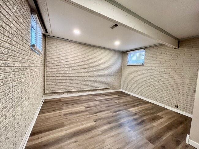 Building Photo - Updated 2 Bed Duplex in Central MHK - Augu...