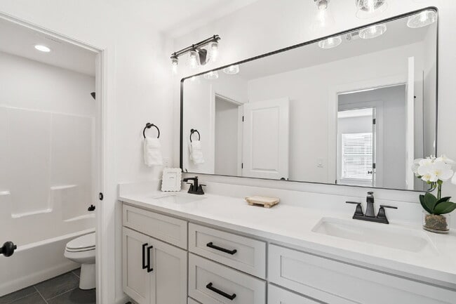 Building Photo - Fully Furnished 4 Bedroom + Bonus Room