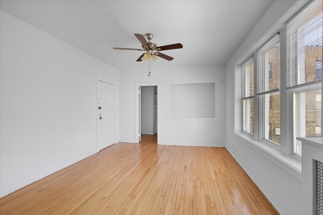 Building Photo - 1635 W Morse Ave