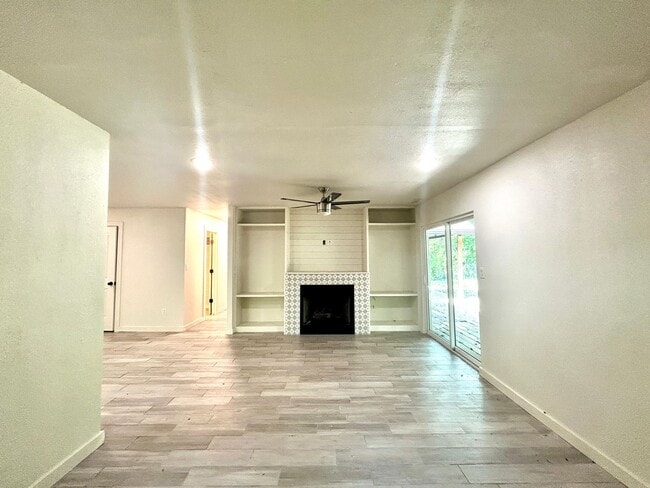 Building Photo - Updated 3 Bed / 2 Bath home with Single Car Garage in Farmington