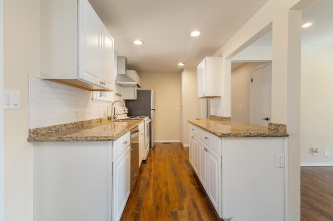 Building Photo - Light-Filled 3BR Home w/ Large Fenced in Yard