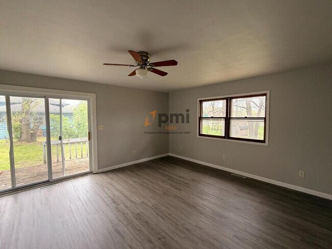 Building Photo - 5372-5372 Plaza Ave