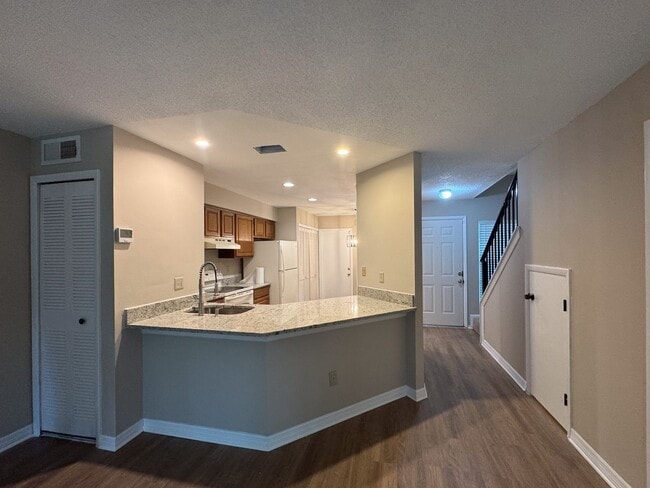 Building Photo - Beautiful 2/2 Townhouse with one car garag...