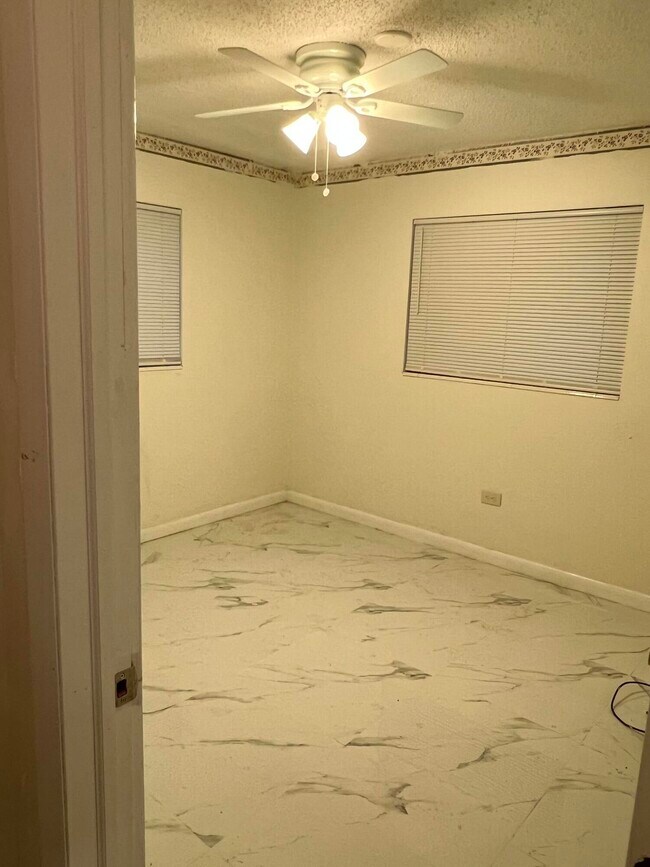 Building Photo - 911 S B St