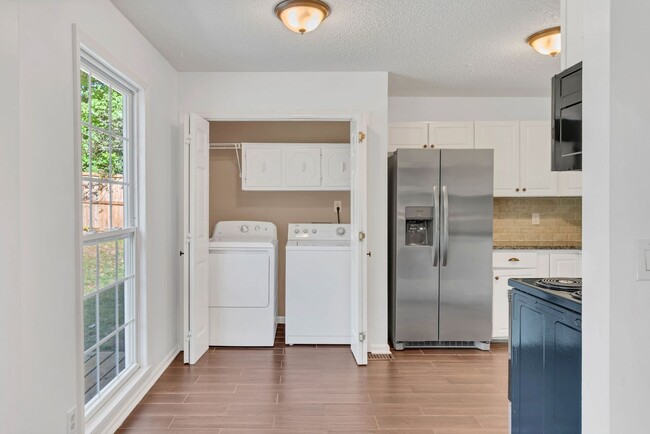 Building Photo - Awesome 3BE/2BA in the heart of Bellevue!