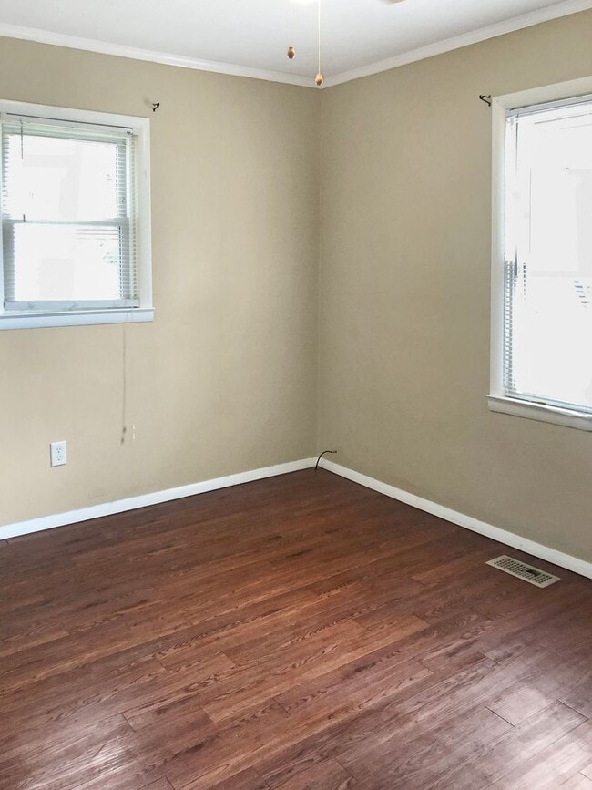 Building Photo - Pinchably Cute!