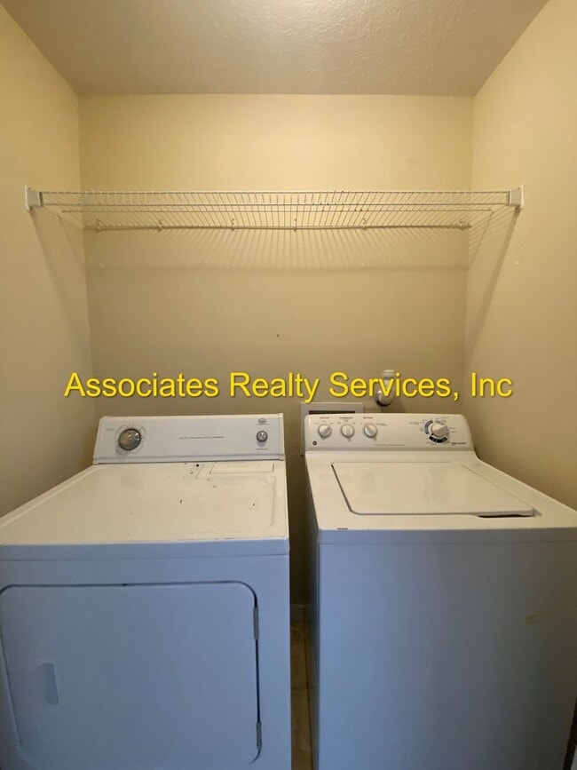 Building Photo - 2bed/2.5 bath condo in Hailey Gardens behind Butler Plaza! **NO PETS**