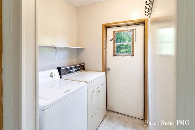 Building Photo - Freshly Renovated 2 Bed, 2 Bath Home on Ac...
