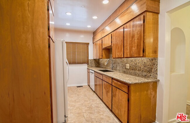 Building Photo - 1071 Cloverdale Ave