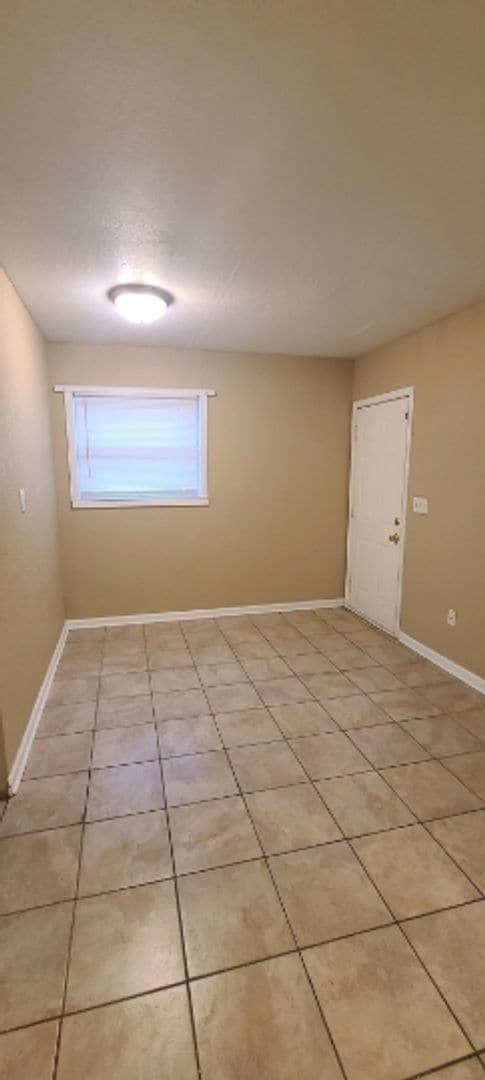 Building Photo - Charming 2 bedroom single family home near Lincoln Park