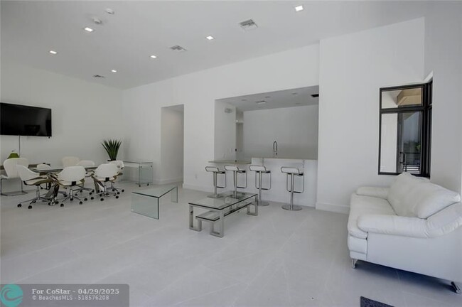 Building Photo - 4141 S oaks Pl
