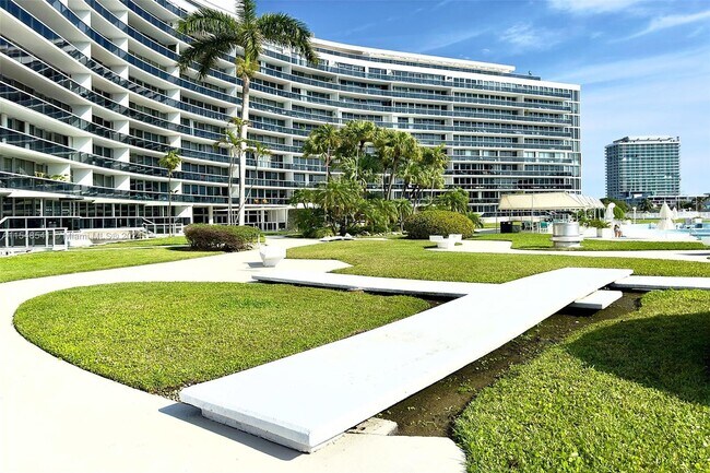 Building Photo - 900 Bay Dr
