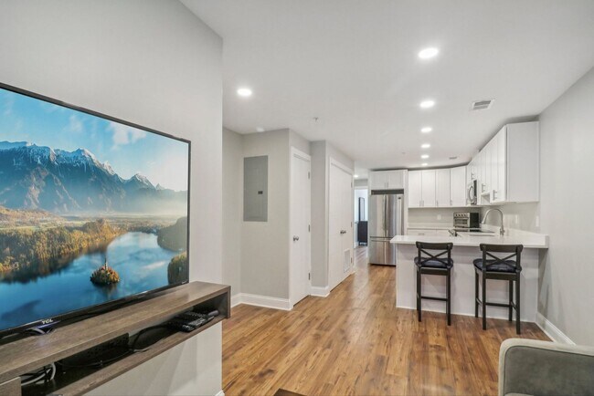Building Photo - Modern 2-Bedroom with In-Unit W/D on Georg...