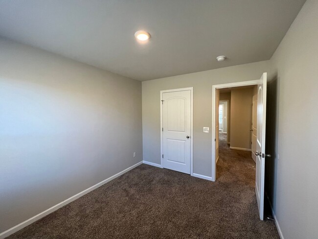 Building Photo - **Move in Special: $300 Off First Month's ...