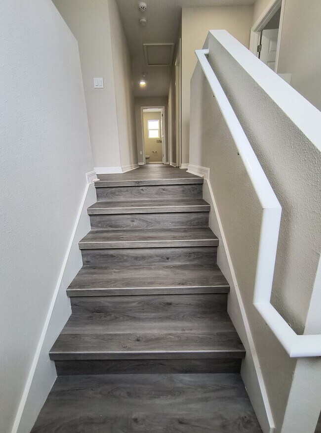 Building Photo - 5 BED 3 BATH SOLAR HOME FOR RENT!! Availab...