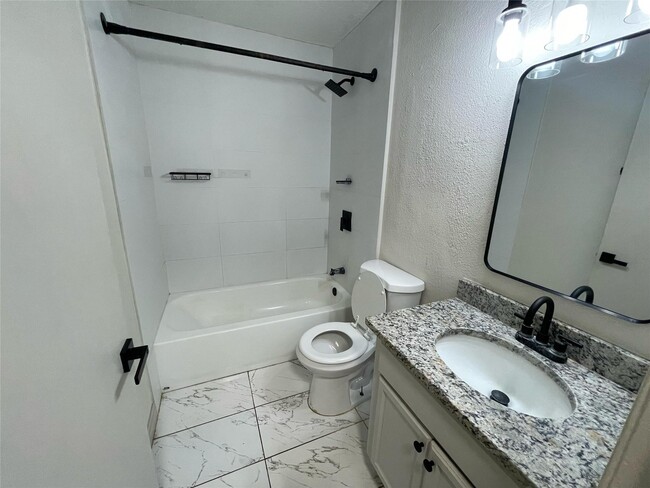 Building Photo - 411 Guyer St