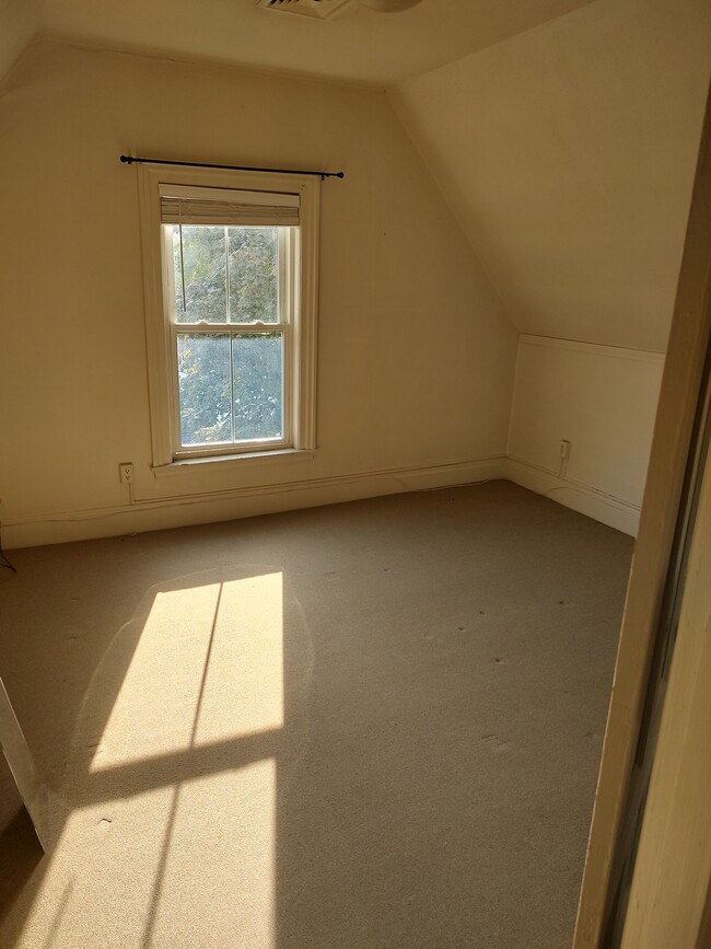 main bedroom - 515 Winnacunnet Rd