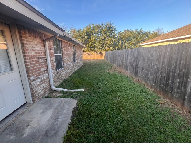 Building Photo - NEW IN MANAGEMENT- AVAILABLE NOW! ACCEPTING SECTION 8