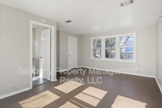 Building Photo - 320 NE 31st St