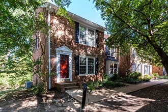 Building Photo - 2428 S Walter Reed Dr