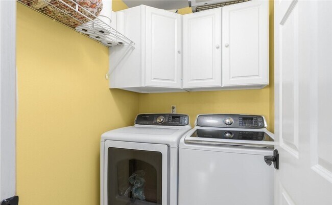 Building Photo - A Gorgeous Home with 4 Bed and 2.5 Bath
